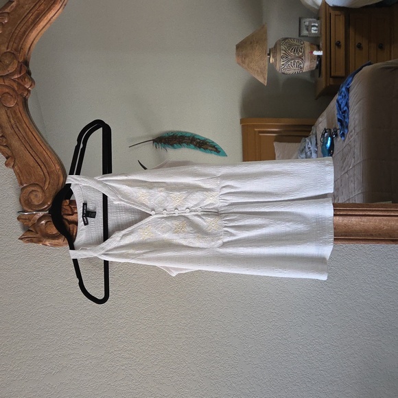 Cable & Guage White Sleeveless Floral Embroidered Top - Picture 5 of 8